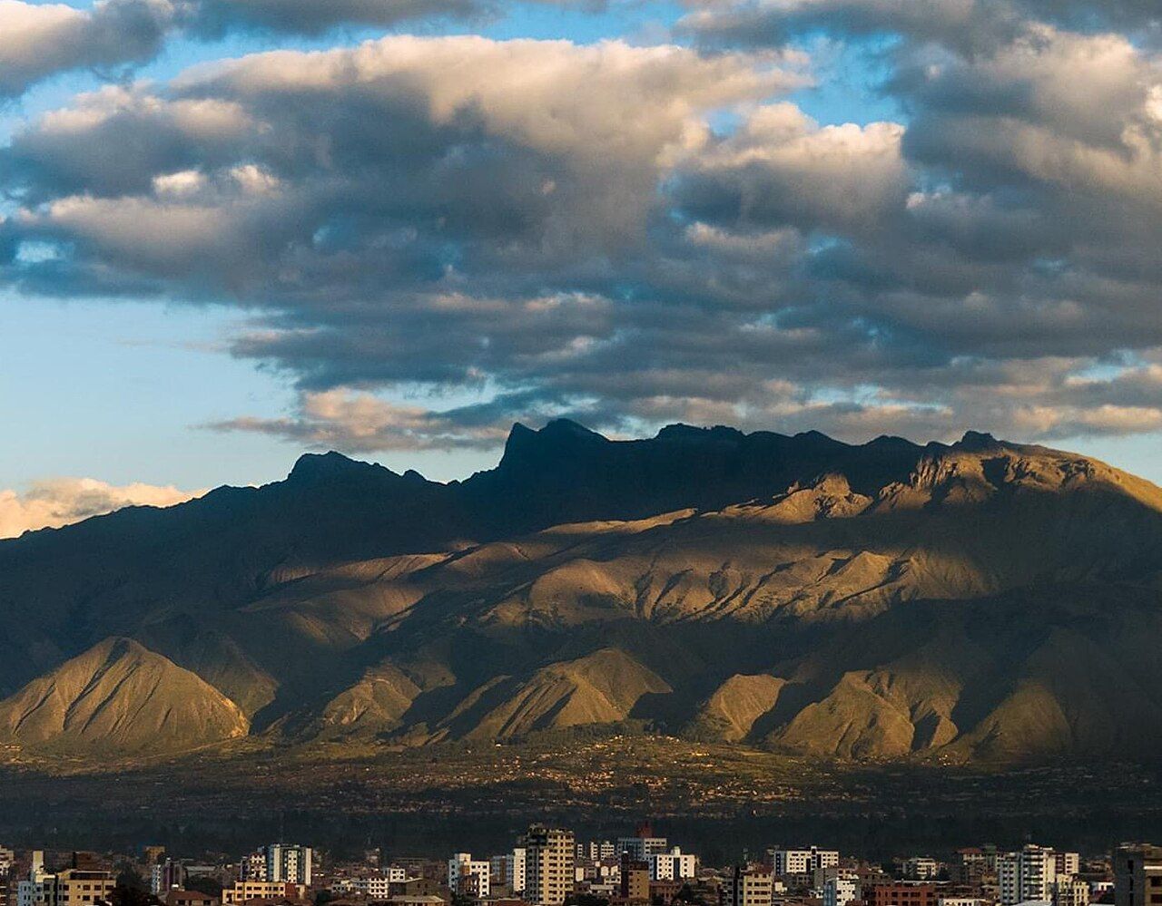 Vista de la ciudad de Cochabamba con el cerro Tunari al fondo