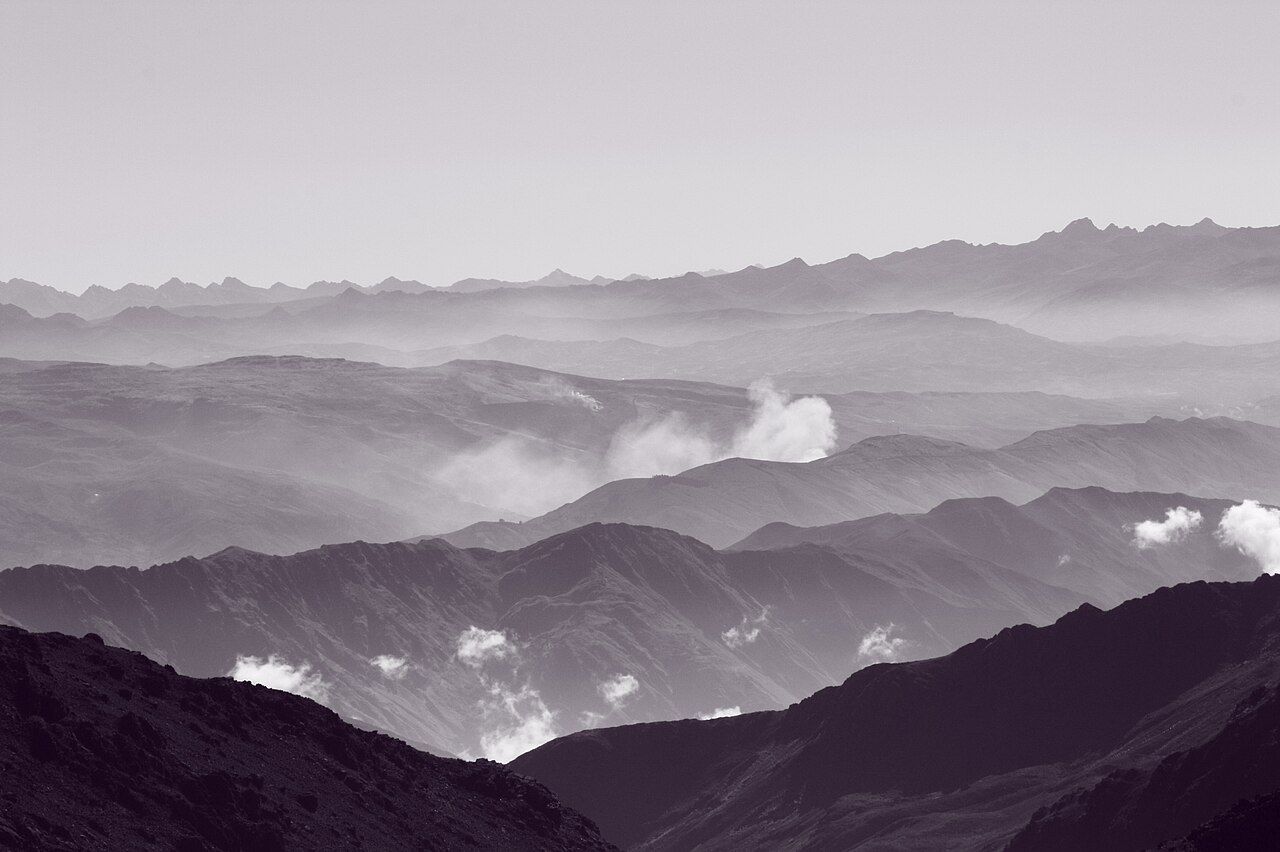 La cordillera del Tunari al fondo del valle de Cochabamba, con nubes bajas sobre los cerros